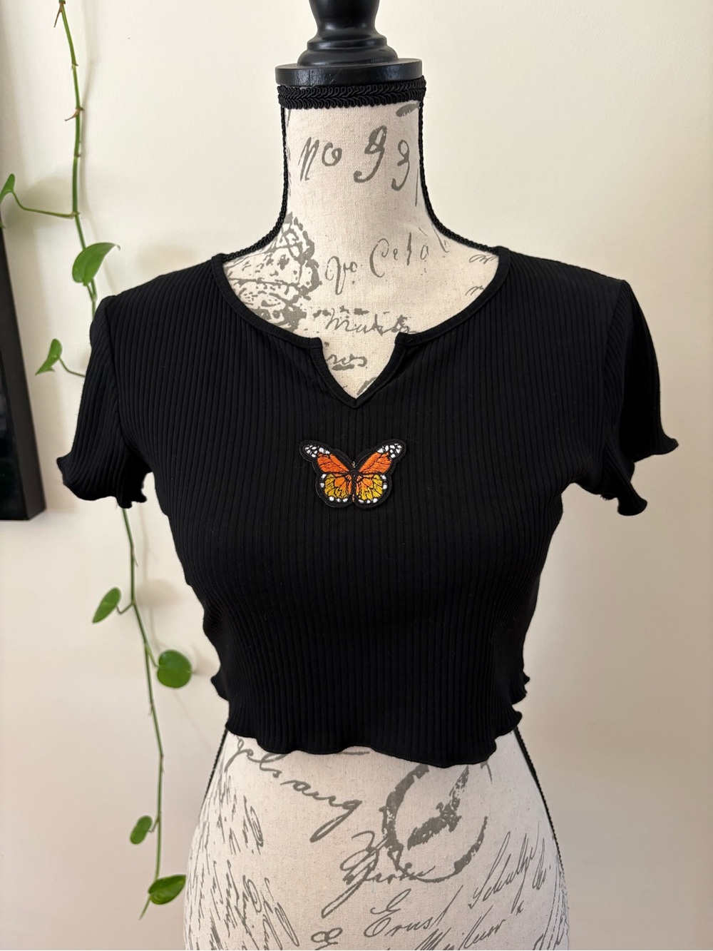 ROMWE Black Ribbed Cropped Tee with Orange Butterfly Patch